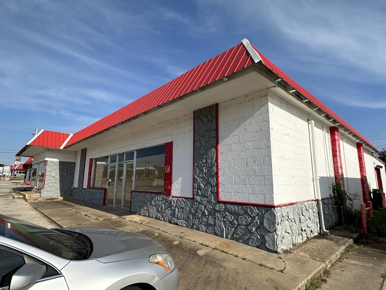 110 W Carl Hubbell Blvd, Meeker, OK for sale - Building Photo - Image 2 of 17