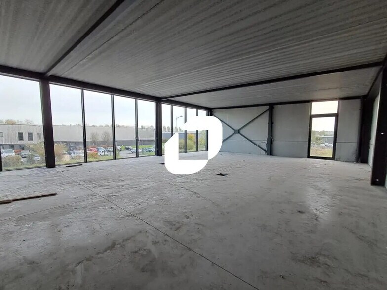 Flex in Comines for lease - Interior Photo - Image 2 of 8