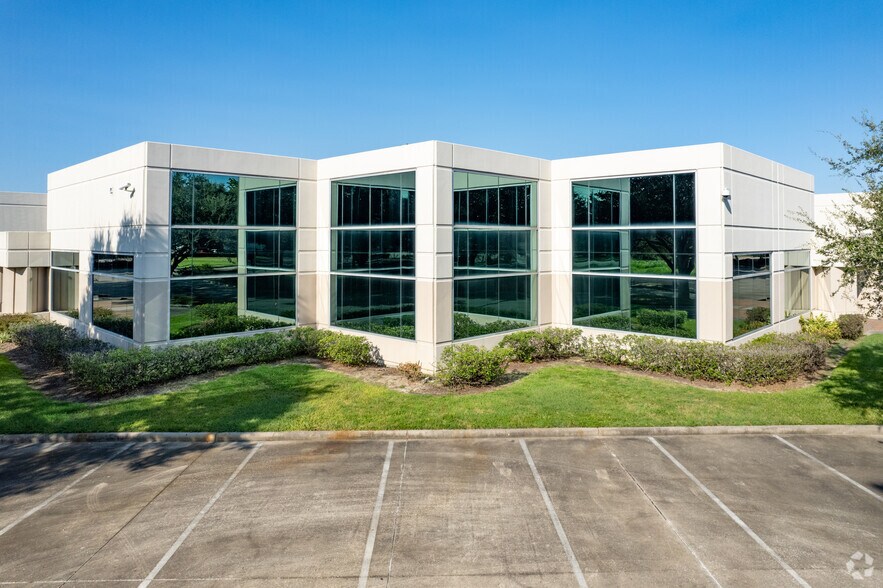 820 Gears Rd, Houston, TX 77067