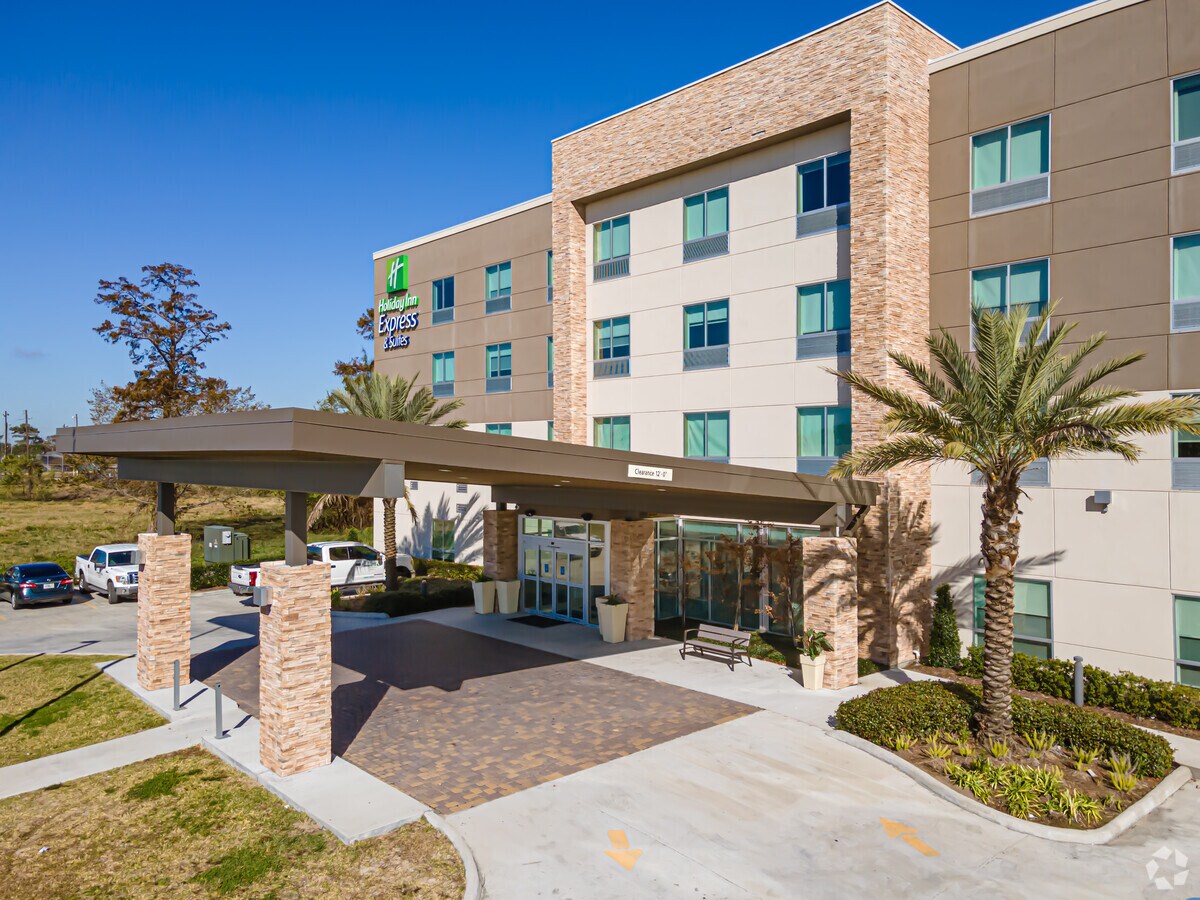 7905 W Judge Perez Dr, Chalmette, LA 70043