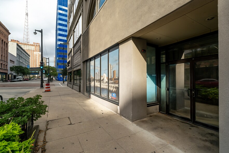 230-234 W Wisconsin Ave, Milwaukee, WI for lease - Building Photo - Image 1 of 3