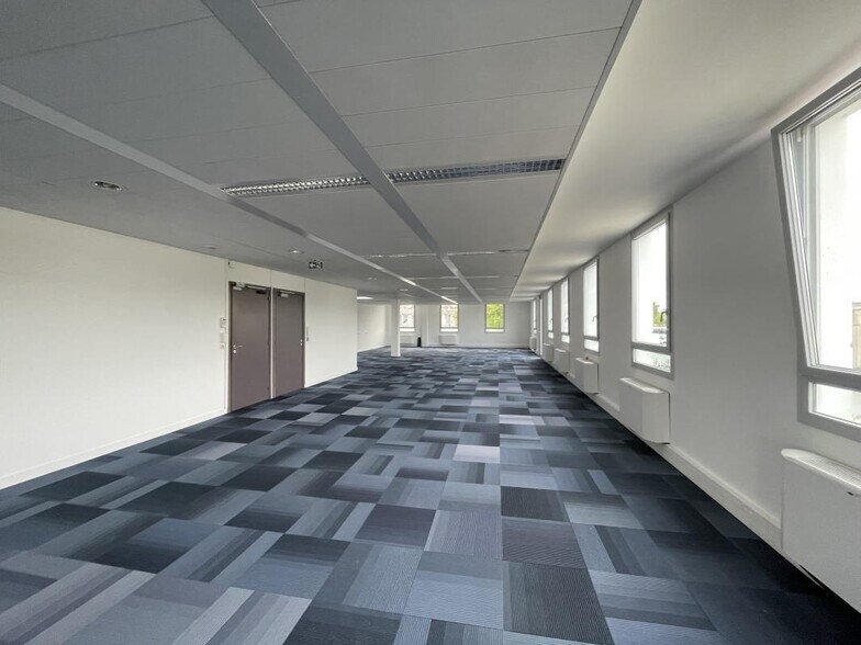 11 Rue Pascal, Bron for lease - Interior Photo - Image 3 of 9