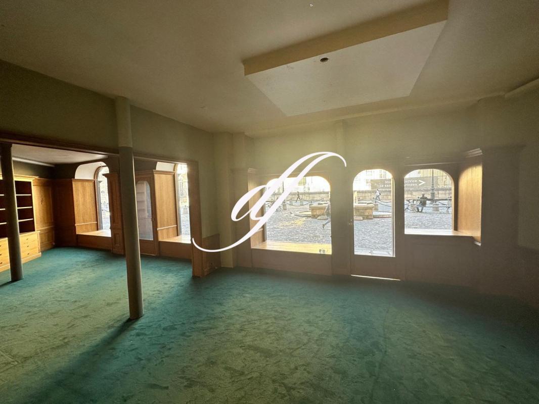 Retail in Paris for lease Interior Photo- Image 1 of 3