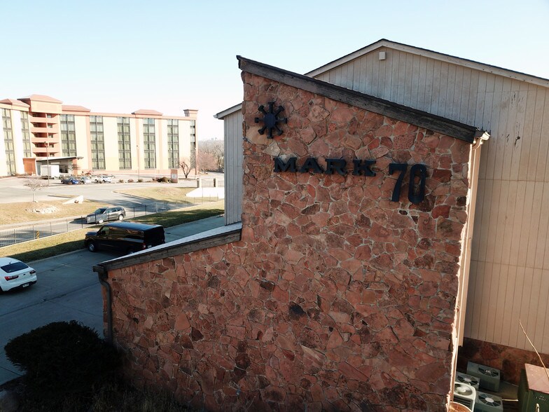 6969 Grover St, Omaha, NE 68106