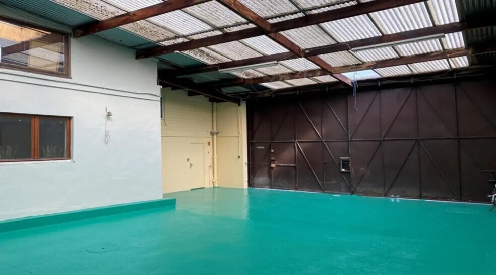 Office in Bagnolet for lease - Building Photo - Image 1 of 14