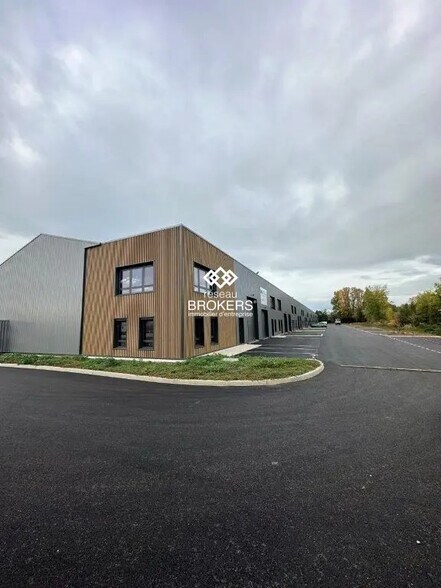 Flex in Bourgoin-Jallieu for lease - Building Photo - Image 2 of 17