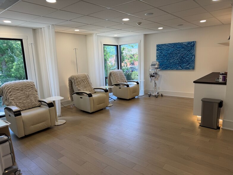 710 N York Rd, Hinsdale, IL for lease - Interior Photo - Image 2 of 15