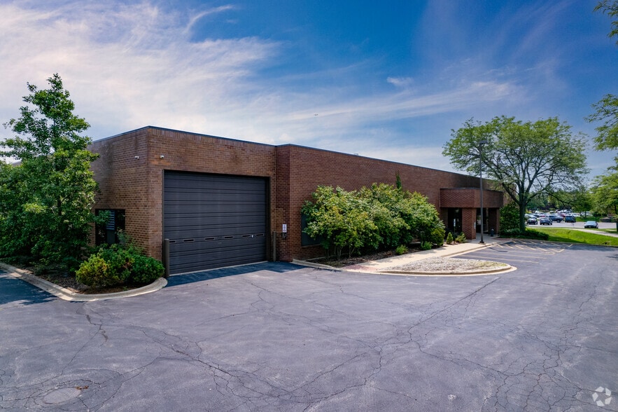 895 American Ln, Schaumburg, IL for sale - Building Photo - Image 1 of 1