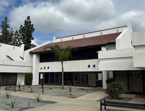 4944 E Clinton Way, Fresno, CA for lease - Building Photo - Image 1 of 25