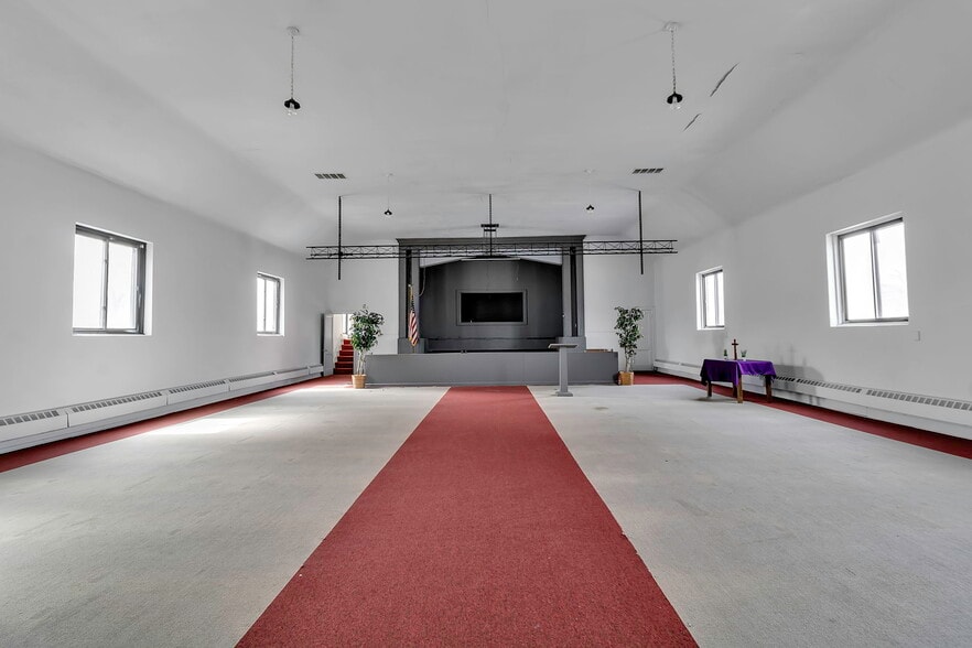 646 Cayuga Dr, Niagara Falls, NY for sale - Interior Photo - Image 3 of 52