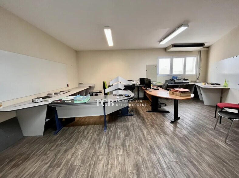 Flex in Orvault for lease - Interior Photo - Image 2 of 3