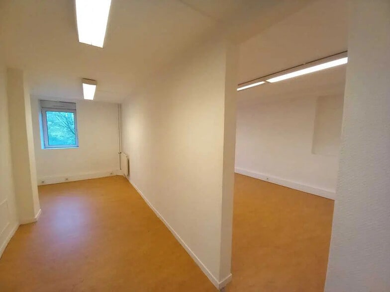 Office in Saint-Priest for lease - Building Photo - Image 3 of 8