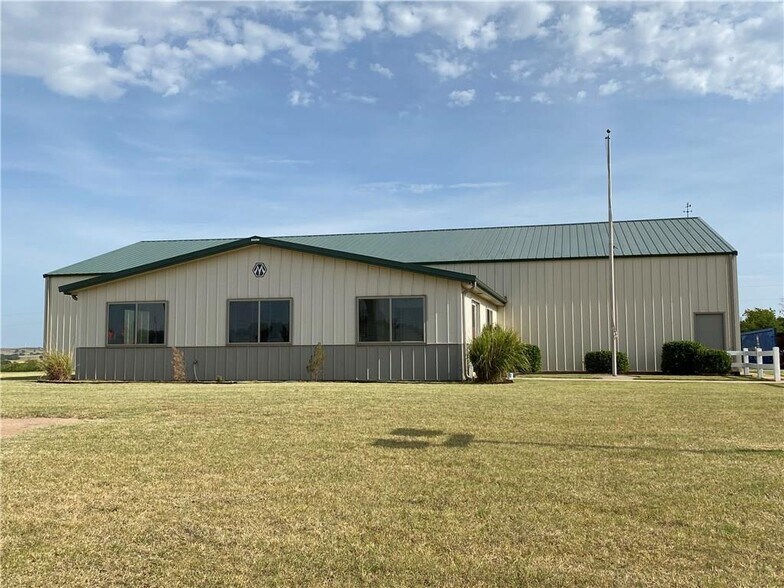 22211 N Frontage Rd, Clinton, OK for sale - Primary Photo - Image 1 of 1