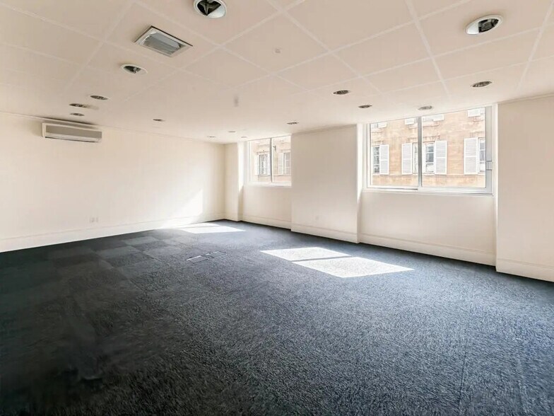 Office in Paris for lease - Building Photo - Image 1 of 5