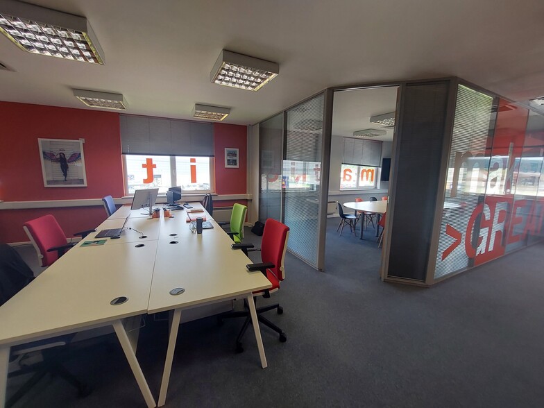 Players Rd, Stirling for lease - Building Photo - Image 2 of 3