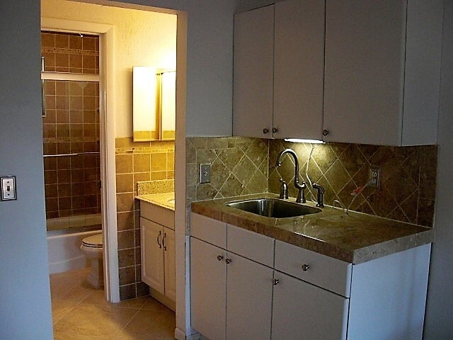 119 Lakeview Ave, Lantana, FL for sale - Interior Photo - Image 2 of 6