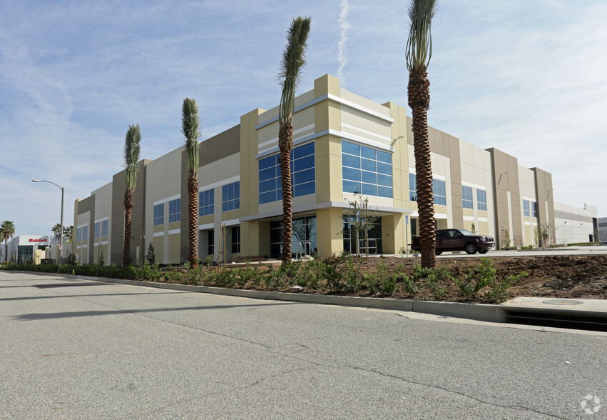 2121 Business Pky, Ontario, CA for lease - Primary Photo - Image 2 of 4