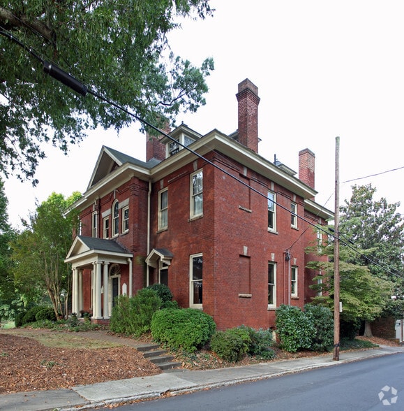 1110 Brookstown Ave, Winston-Salem, NC for lease - Primary Photo - Image 1 of 18