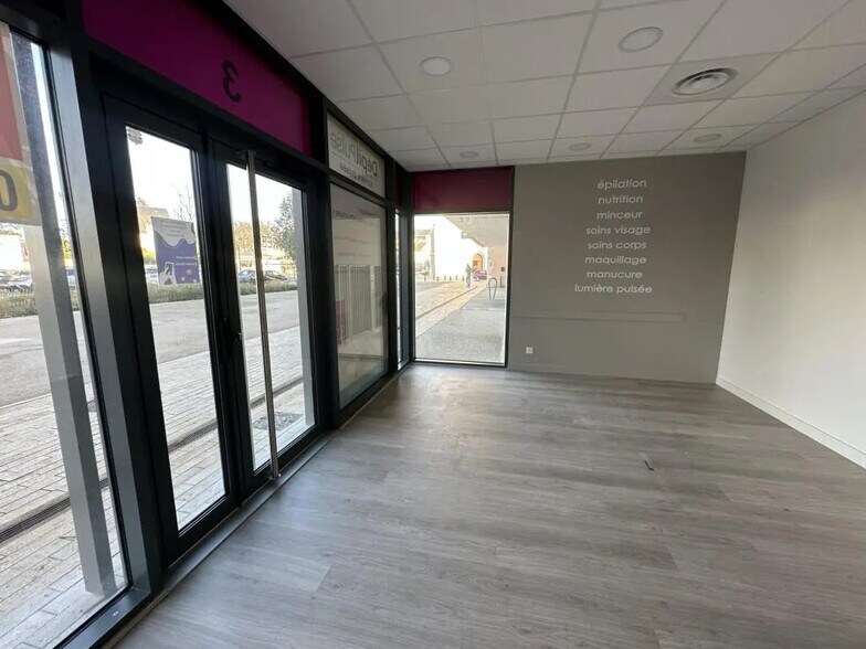 Retail in Luisant for lease - Interior Photo - Image 3 of 11