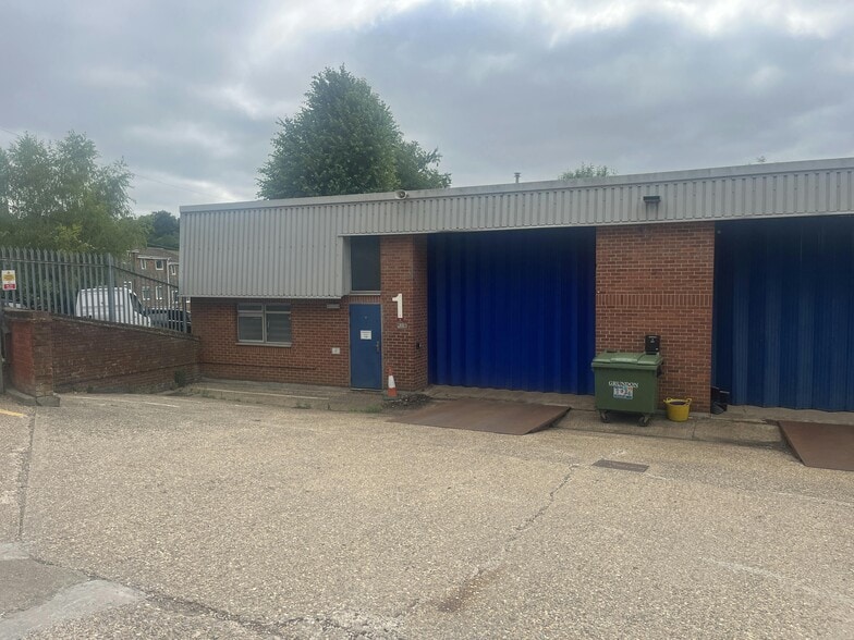 Chilton Rd, Chesham for lease - Building Photo - Image 2 of 5