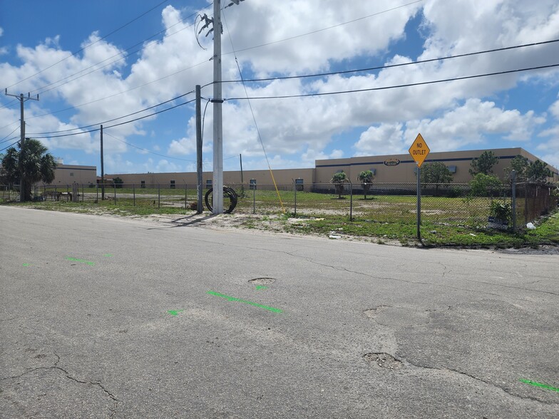 6411 NW 35th Ave, Miami, FL for lease - Primary Photo - Image 2 of 7