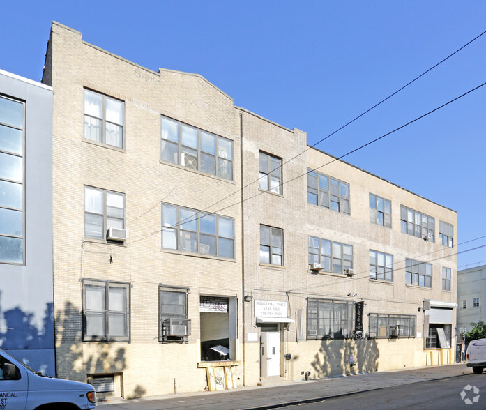 35-18 37th St, Long Island City, NY for lease - Building Photo - Image 2 of 3