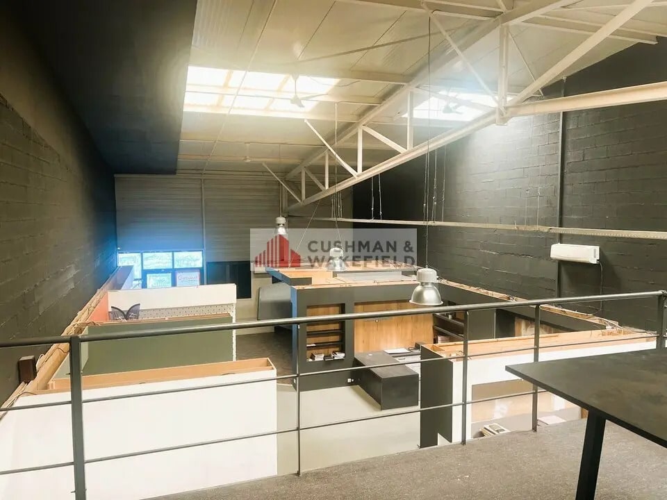 Retail in Nîmes for lease Interior Photo- Image 1 of 3