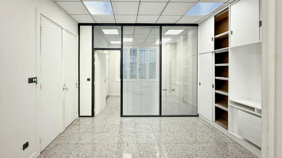 Office in Paris for lease - Building Photo - Image 2 of 8