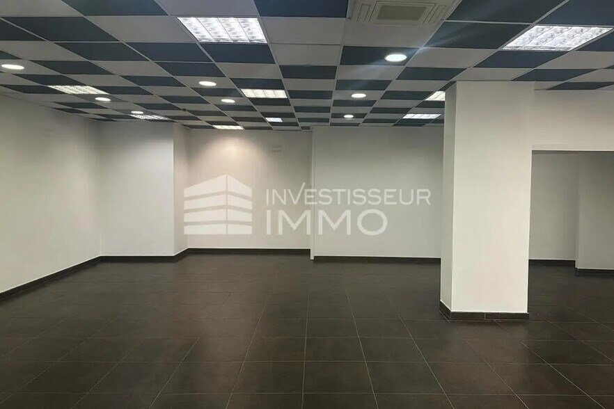 Retail in Paris for lease - Interior Photo - Image 2 of 4