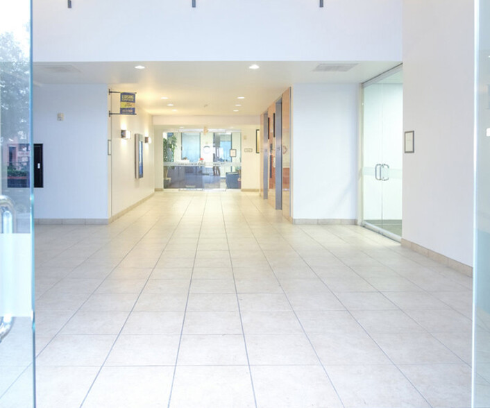 9950 Westpark Dr, Houston, TX for lease - Lobby - Image 2 of 6