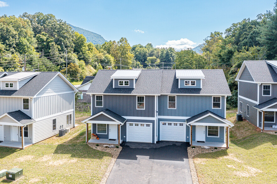 304 Jenna Clare Ln, Asheville, NC for sale - Primary Photo - Image 1 of 16