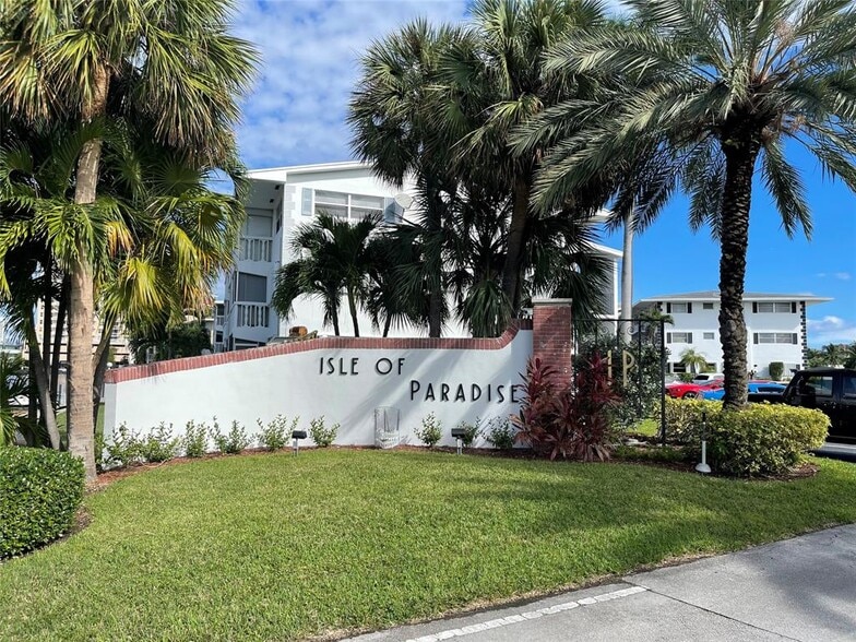 450 Paradise Isle Blvd, Hallandale Beach, FL for sale - Primary Photo - Image 1 of 5