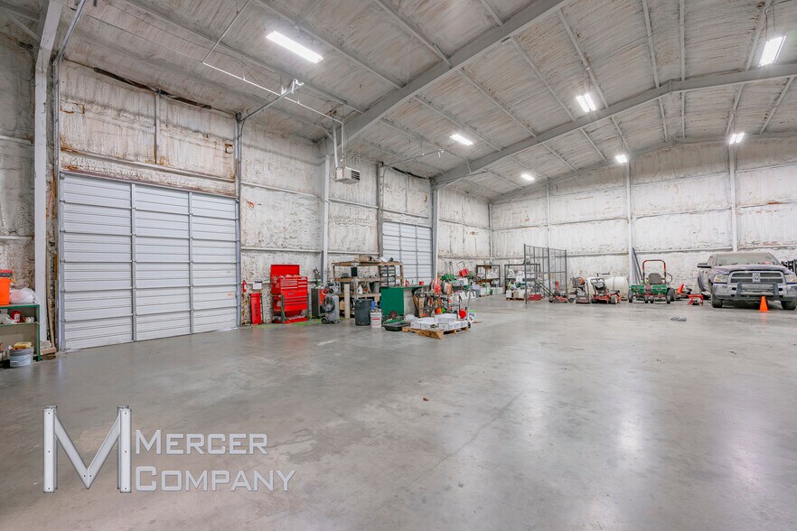 10588 Shady Trl, Dallas, TX for lease - Interior Photo - Image 2 of 2