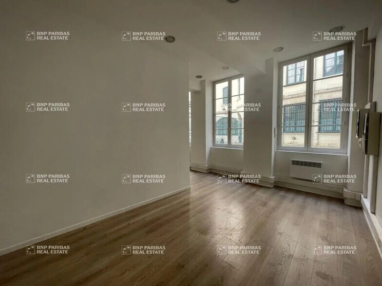 Office in Lyon for lease - Building Photo - Image 2 of 11