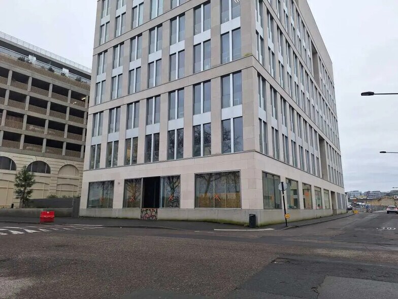 Retail in Bordeaux for lease - Building Photo - Image 1 of 6