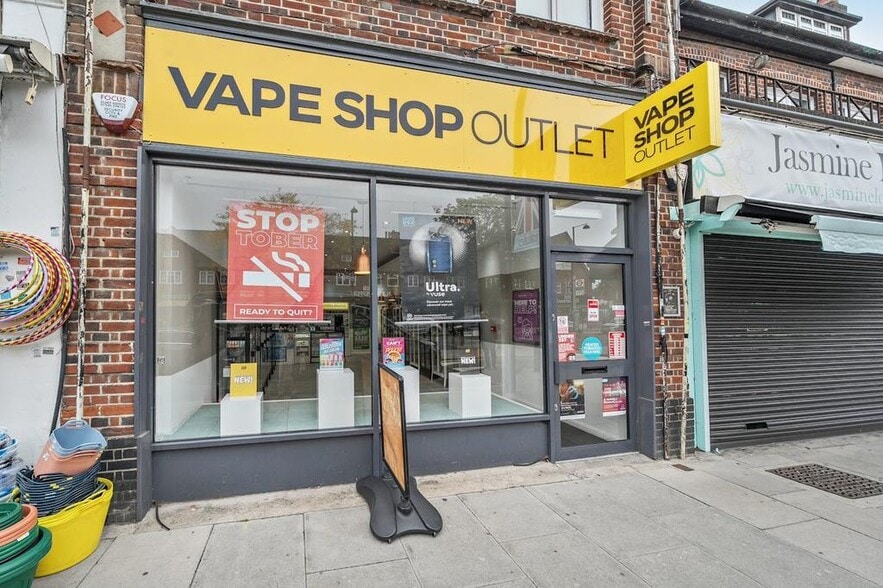 161 Field End Rd, Pinner for lease - Building Photo - Image 3 of 9