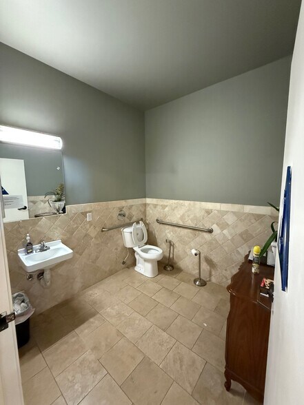 28350 Roadside Dr, Agoura Hills, CA for sale - Interior Photo - Image 3 of 14