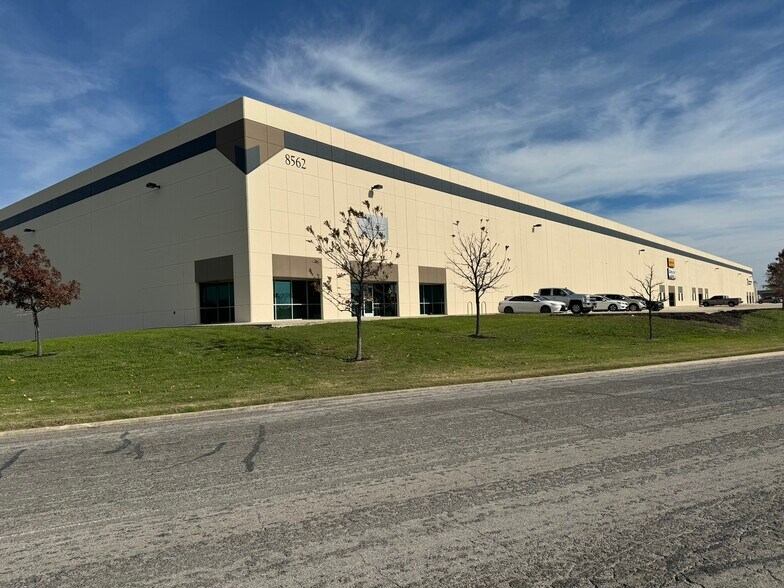 8562 NE Loop 410, San Antonio, TX for lease - Building Photo - Image 1 of 7