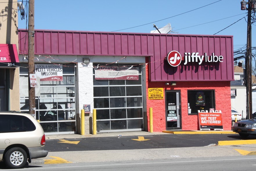 252 Jericho Tpke, Mineola, NY for sale - Primary Photo - Image 1 of 1