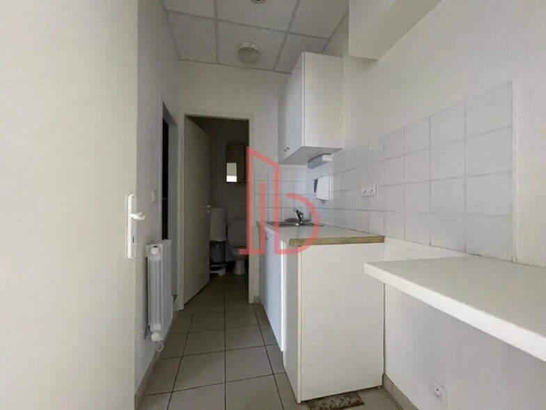 Office in Bordeaux for lease - Interior Photo - Image 3 of 7