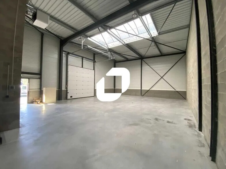 Flex in Champagne-sur-Oise for lease - Interior Photo - Image 3 of 9