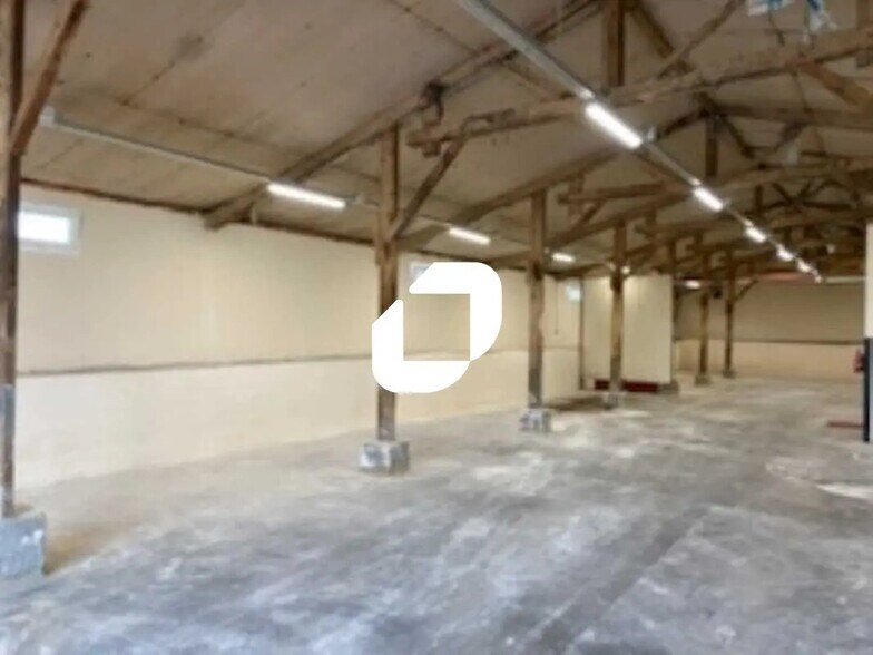 Flex in Jouars-Pontchartrain for lease - Interior Photo - Image 2 of 11