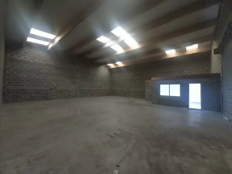 Flex in Mondeville for lease - Interior Photo - Image 2 of 5