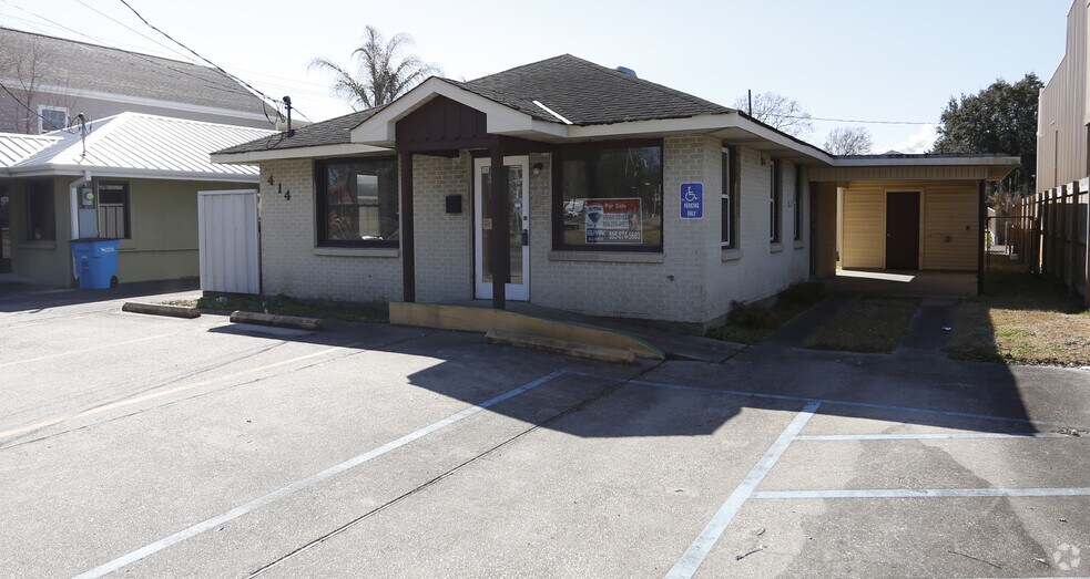 414 W Judge Perez Dr, Chalmette, LA 70043