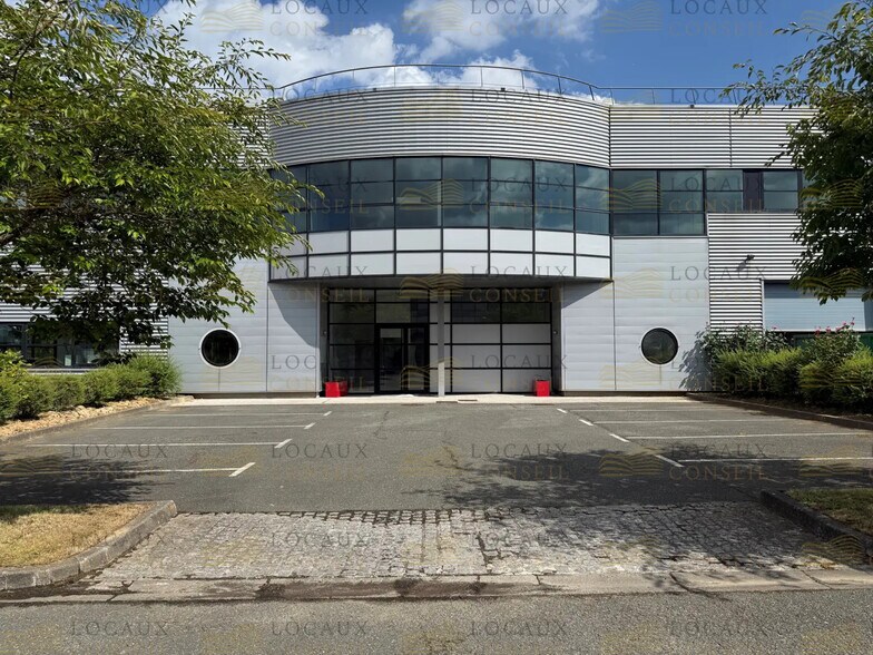 Flex in Élancourt for lease - Building Photo - Image 1 of 9