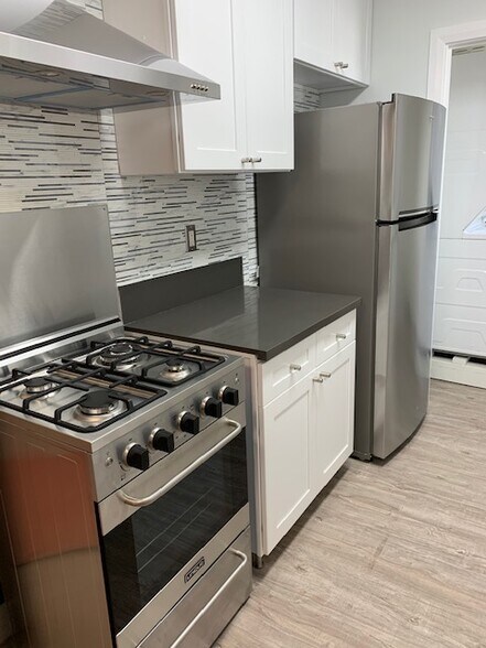 315 E Valencia Ave, Burbank, CA for sale - Building Photo - Image 2 of 9