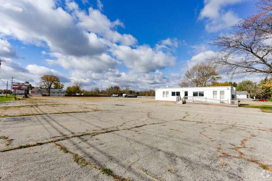 5138 Corunna Rd, Flint, MI 48532