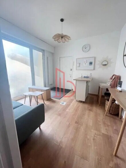 Office in Bordeaux for lease - Interior Photo - Image 1 of 5