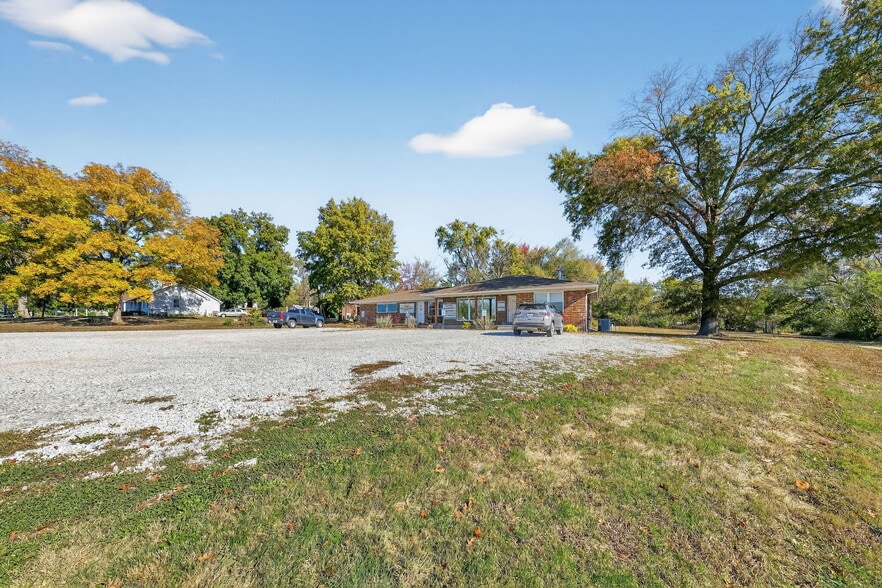 302 S Lincoln Dr, Troy, MO for sale - Building Photo - Image 3 of 41