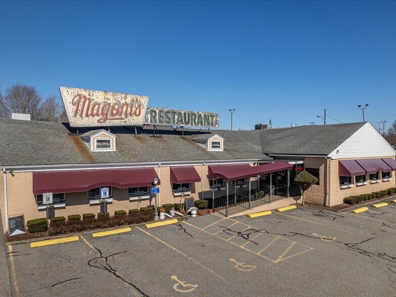 681 Riverside Ave, Somerset, MA 02725